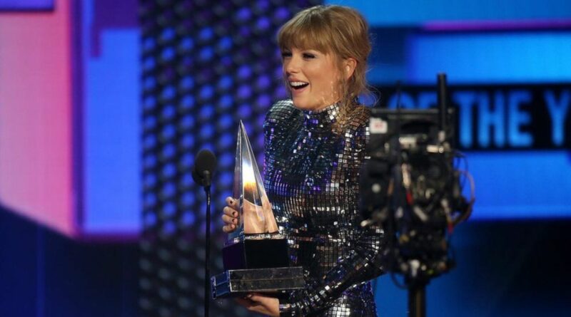 this image shows one of the best female musicians, Taylor Swift at the Music Awards