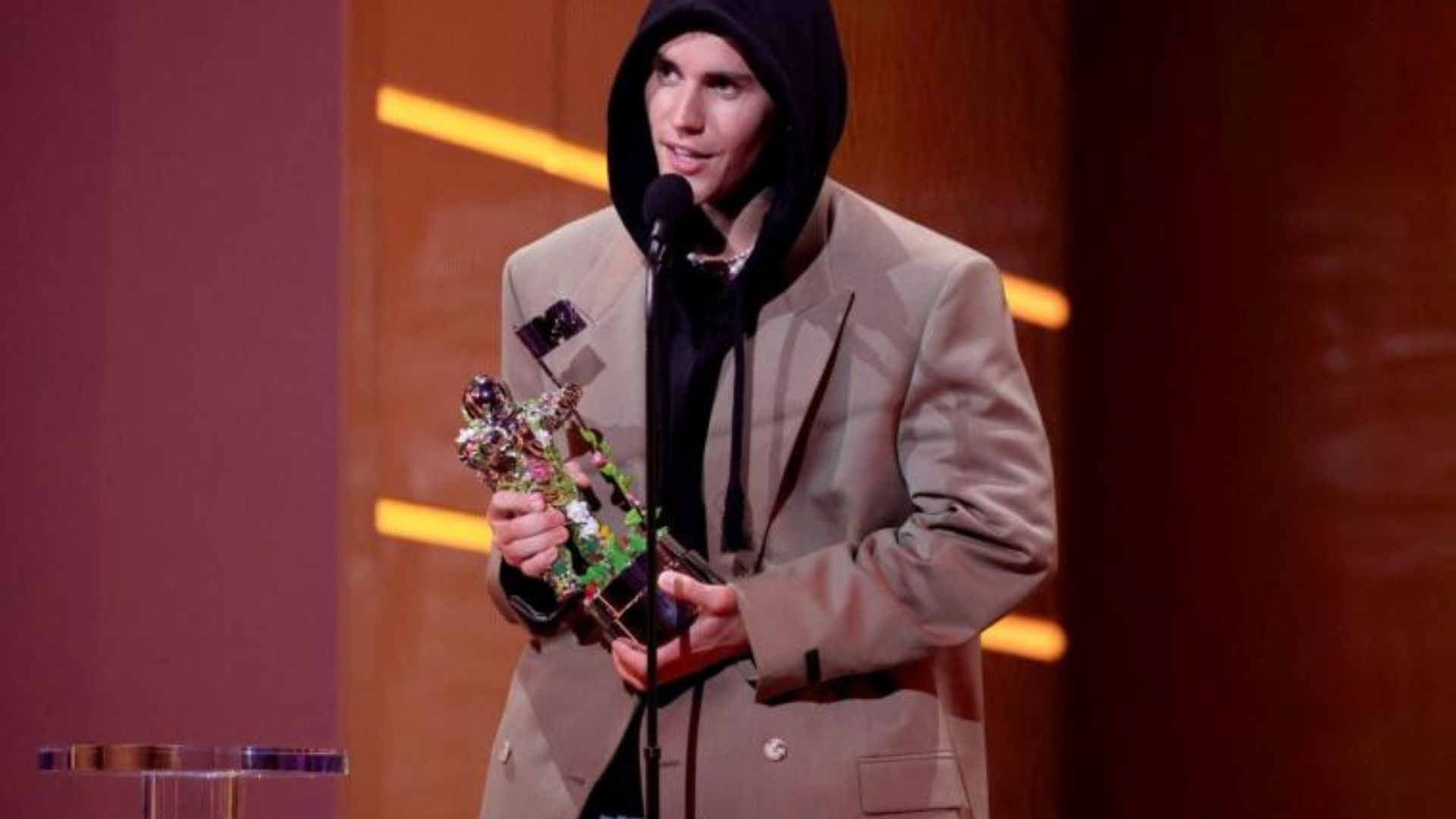 this image shows one of the best male musicians, Justin Bieber at the Music Awards